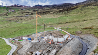 Blick auf die Mittelstation Les Planards, im Hintergrund die Fundamente der künftigen Masten.