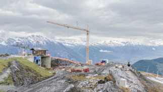 Übersicht über die Bergstation des Télémixte mit den ersten Betonsockeln.