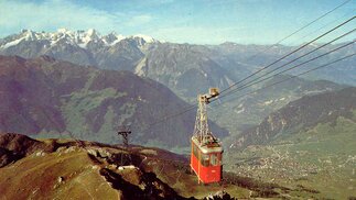 Wahrscheinlich in den 1960er-Jahren: Die zweite Kabine der Attelas-Seilbahn kommt an der Bergstation an.