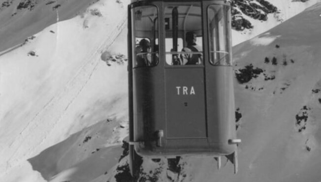 Wahrscheinlich im Jahr 1958: Die zweite Kabine der TRA (Téléphérique Ruinettes Attelas) hat gerade den Abfahrtsbahnhof verlassen.