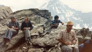 Anfang der 1980er Jahre auf der Baustelle des Mont Fort: Die Arbeiter machen Mittagspause auf dem Col des Gentianes. 
