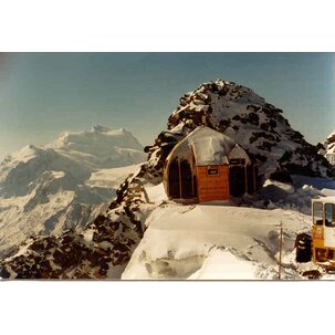 Anfang der 1980er Jahre auf dem Gipfel des Mont Fort: Die Winterbaustelle ist sehr rau, eine kleine Hütte sorgt für Wärme.