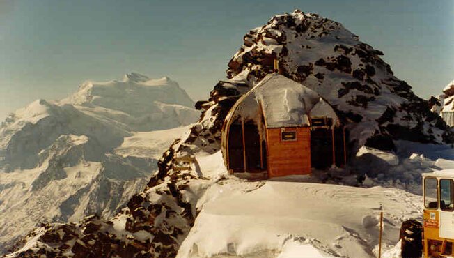 Anfang der 1980er Jahre auf dem Gipfel des Mont Fort: Die Winterbaustelle ist sehr rau, eine kleine Hütte sorgt für Wärme.