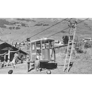 Sommer 1957: Die neuen Kabinen der Attelas-Seilbahn werden mit dem Sessellift Médran transportiert.