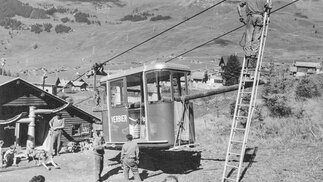 Sommer 1957: Die neuen Kabinen der Attelas-Seilbahn werden mit dem Sessellift Médran transportiert.