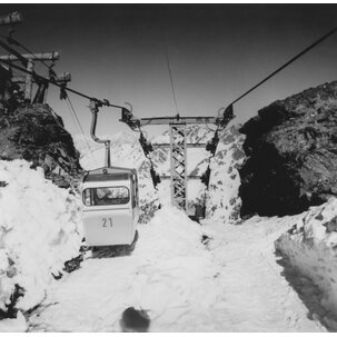 Erster Winterbetrieb der Gondelbahn von Tortin zum Col de Chassoure, eröffnet am 17. Dezember 1960. Links ist noch die Versorgungsleitung mit den Holzmasten zu sehen, die zum Bau der Anlage verwendet wurden.