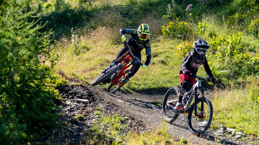 Junge Downhiller im Verbier Bikepark
